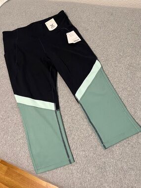 Xersion High Rise Fitted Capri Legging Womens Large Athletic Active Yoga Running